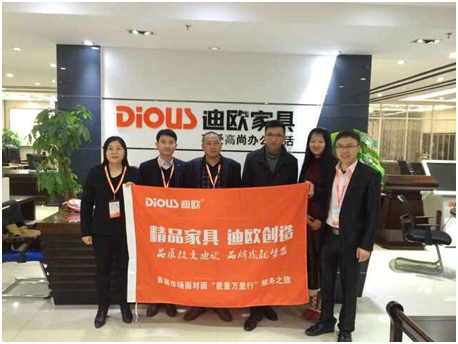 妖精网站免费观看代表與鹿鼎國際專賣店負責人合影