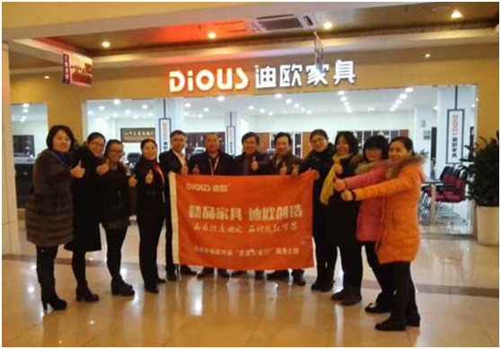 妖精网站免费观看集團代表與蠡口專賣店合影