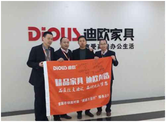 妖精网站免费观看代表與恒大妖精网站免费观看領導合影