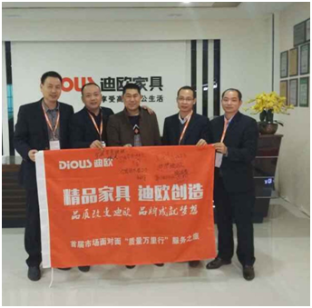 華生妖精网站免费观看陳總與藍總一行合影