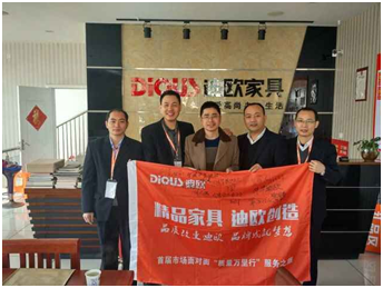 蘭溪妖精网站免费观看何總與集團藍總合影