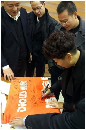 金華妖精网站免费观看徐總在旗幟上簽字