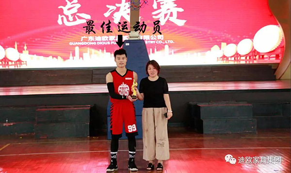 【最佳運動員-張倫發&頒獎嘉賓-集團行政副總楊青梅女士】