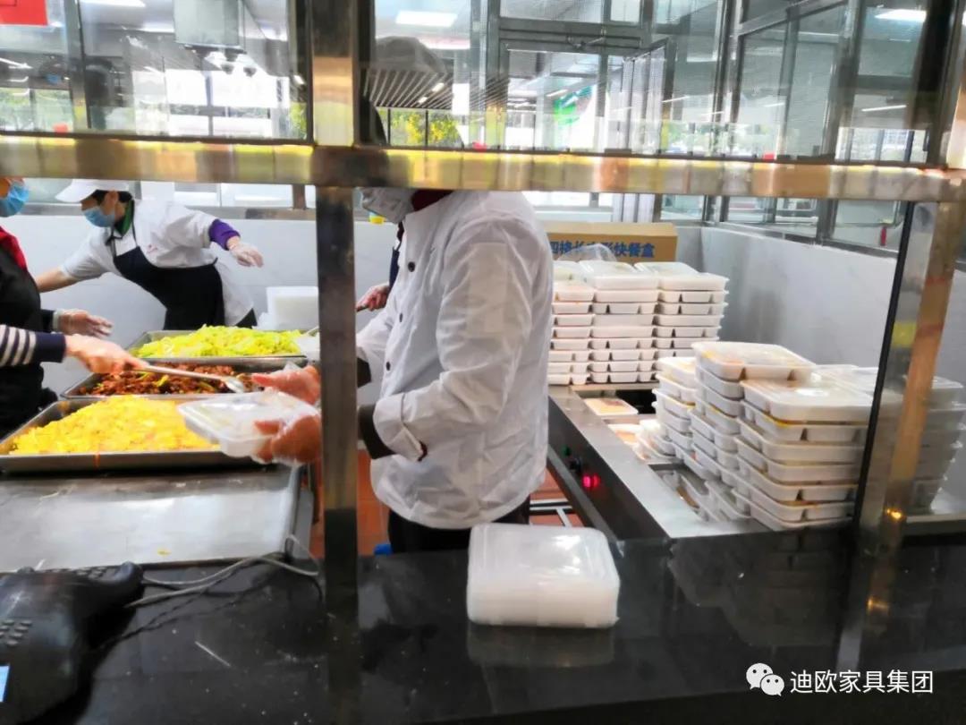 采用一次性飯盒打包飯菜 采用一次性飯盒打包飯菜