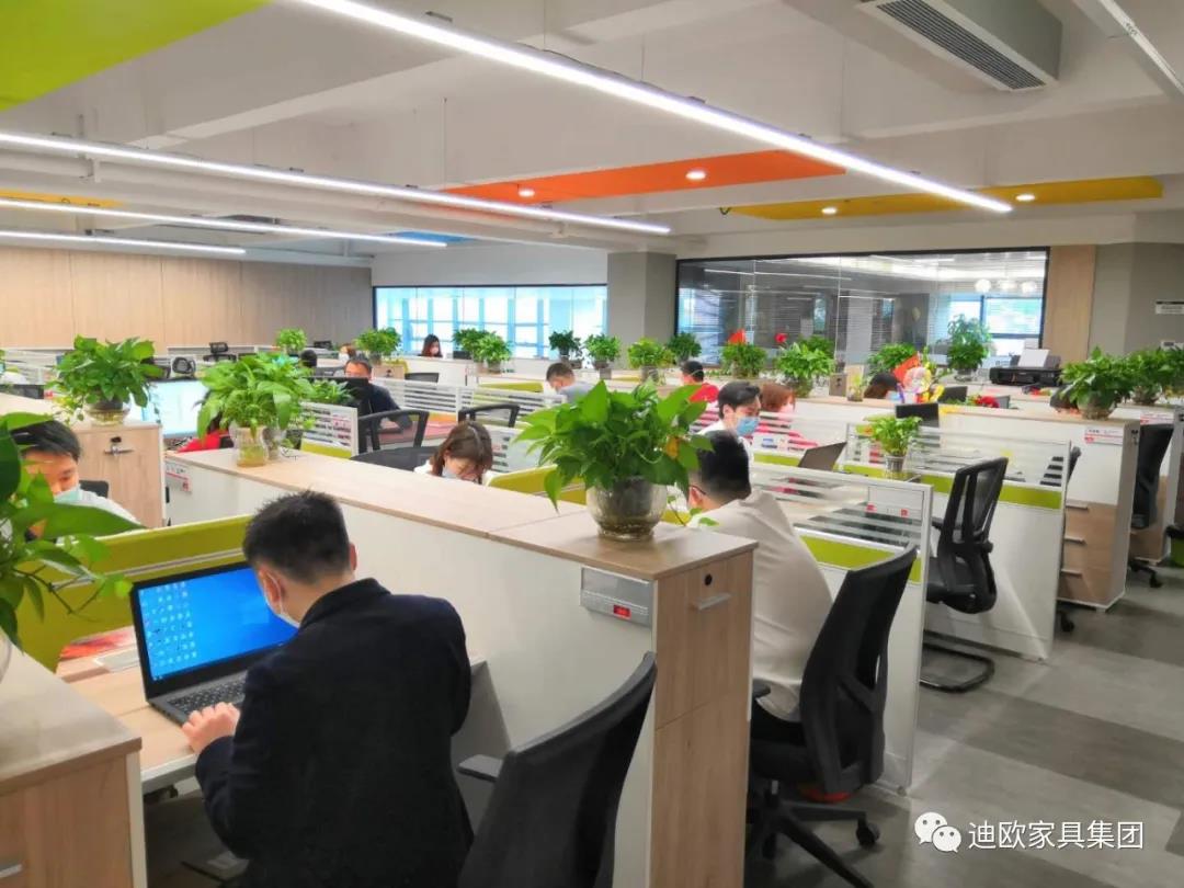 員工全程佩戴口罩上班 員工全程佩戴口罩上班