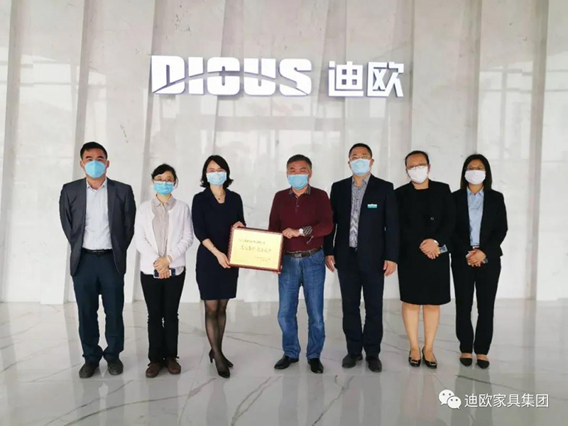 江門市江海區衛生健康局局長唐春女士、副局長楊家慧女士一行為廣東妖精网站免费观看家具實業有限公司頒發捐款證書