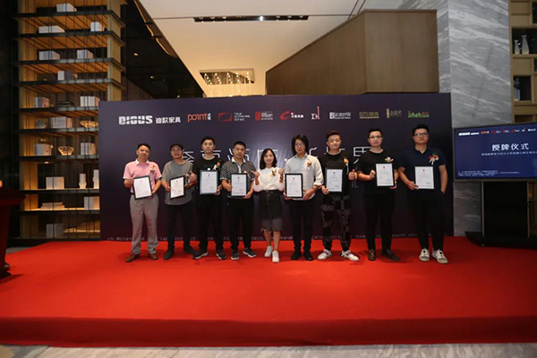 廣州卡撒傳媒副總經理鍾曉顏 為本期特邀分享嘉賓頒發證書。