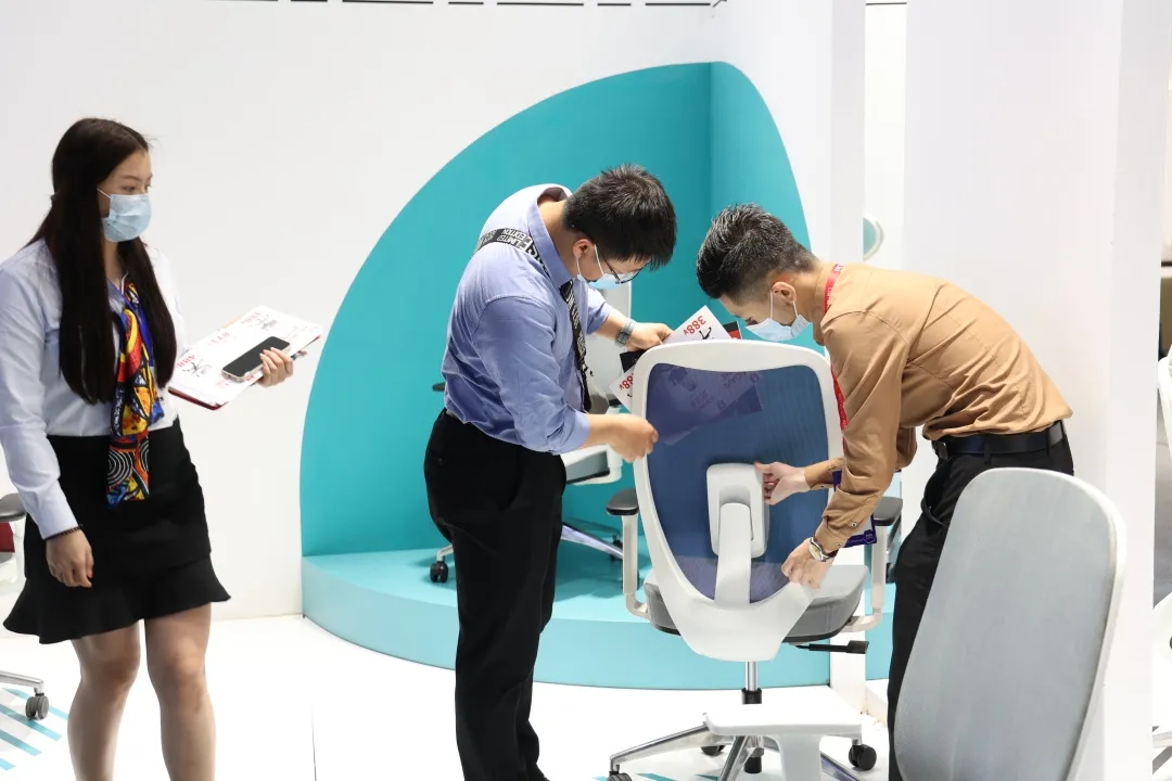 科琦品牌展位，工作人員正為客商展示產品性能