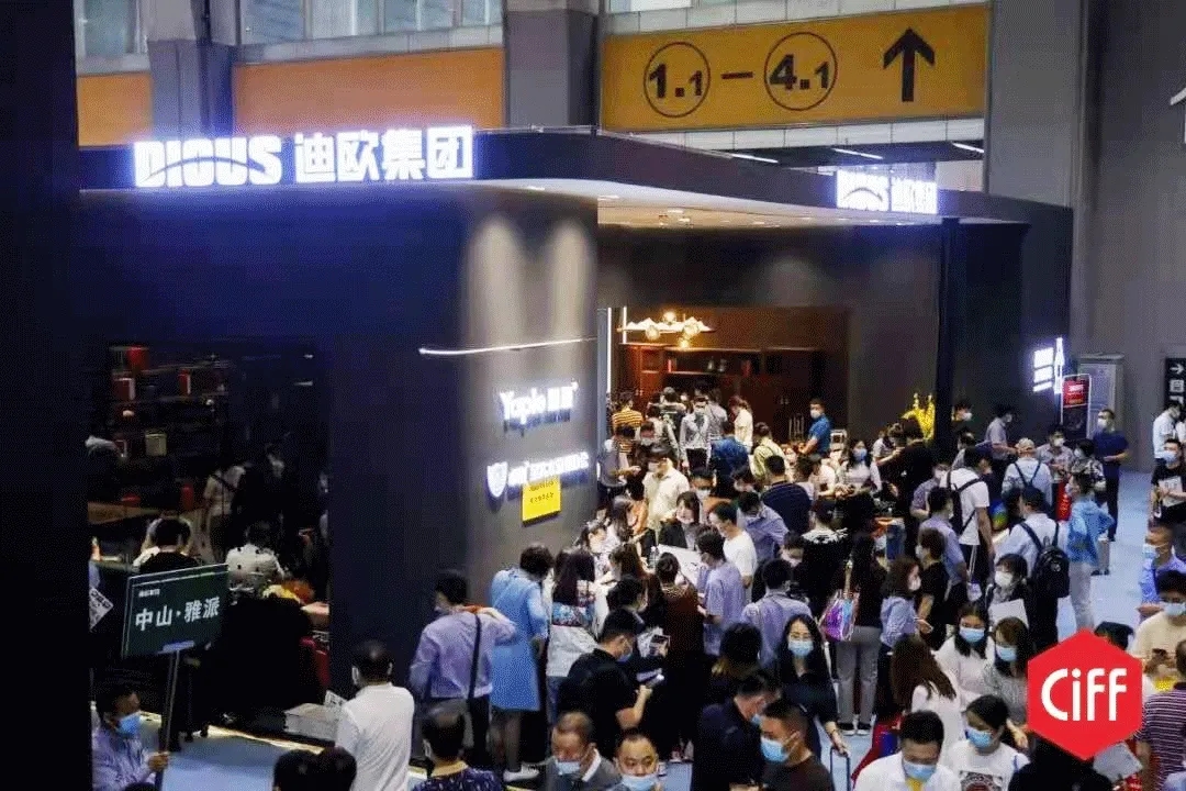 妖精网站免费观看集團展位前，正在排隊簽單的客商