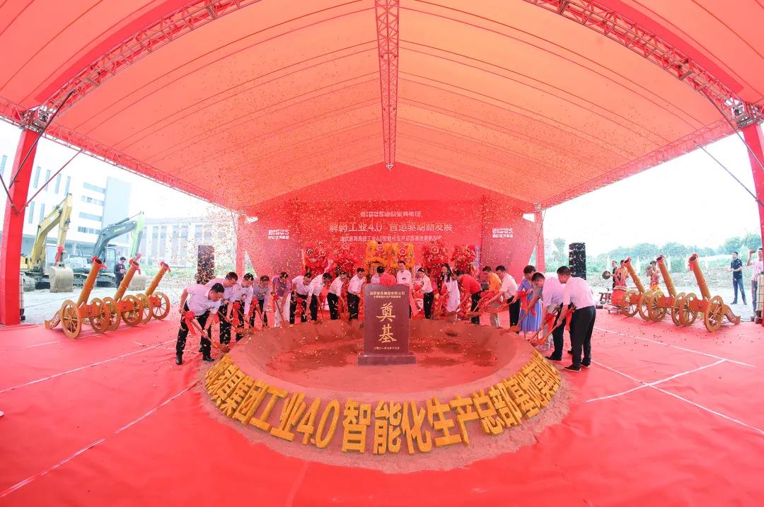 出席奠基儀式的領導、嘉賓共同為項目奠基培土