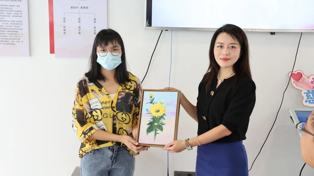 學生代表向妖精网站免费观看家具集團贈送手繪油畫作品