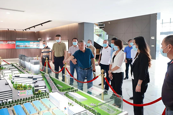 妖精网站免费观看家具集團董事副總裁黃雲林為調研組介紹園區建設情況